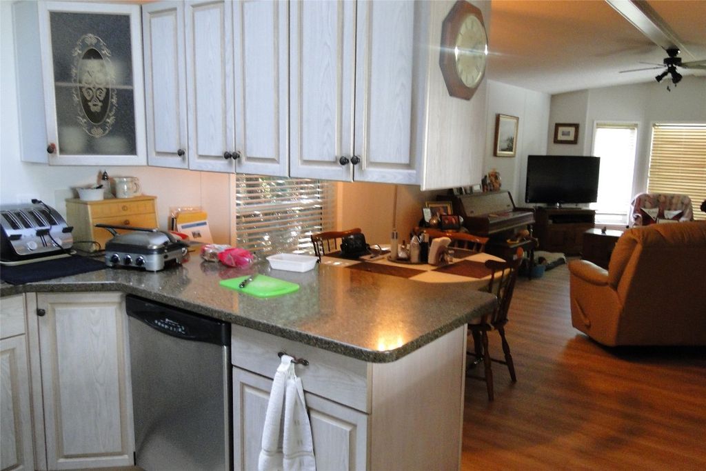 listing image 16514080193739842195