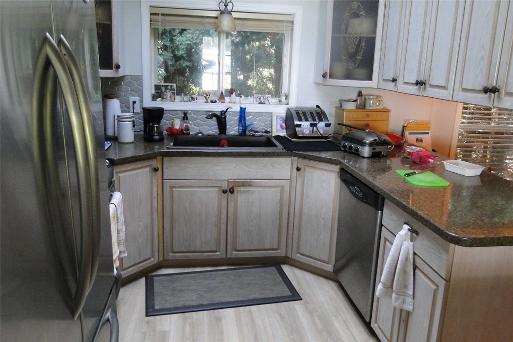 listing image 16511945498125961638