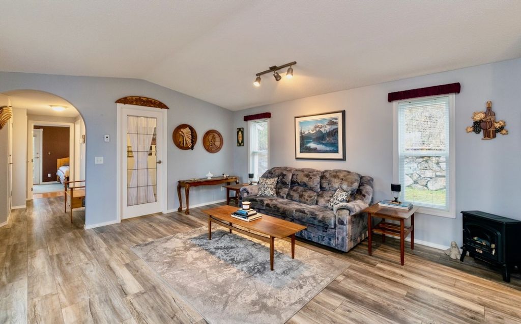 listing image 16516073700141526519