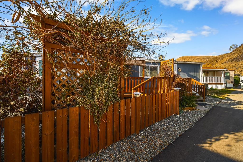 listing image 16518590317404037439