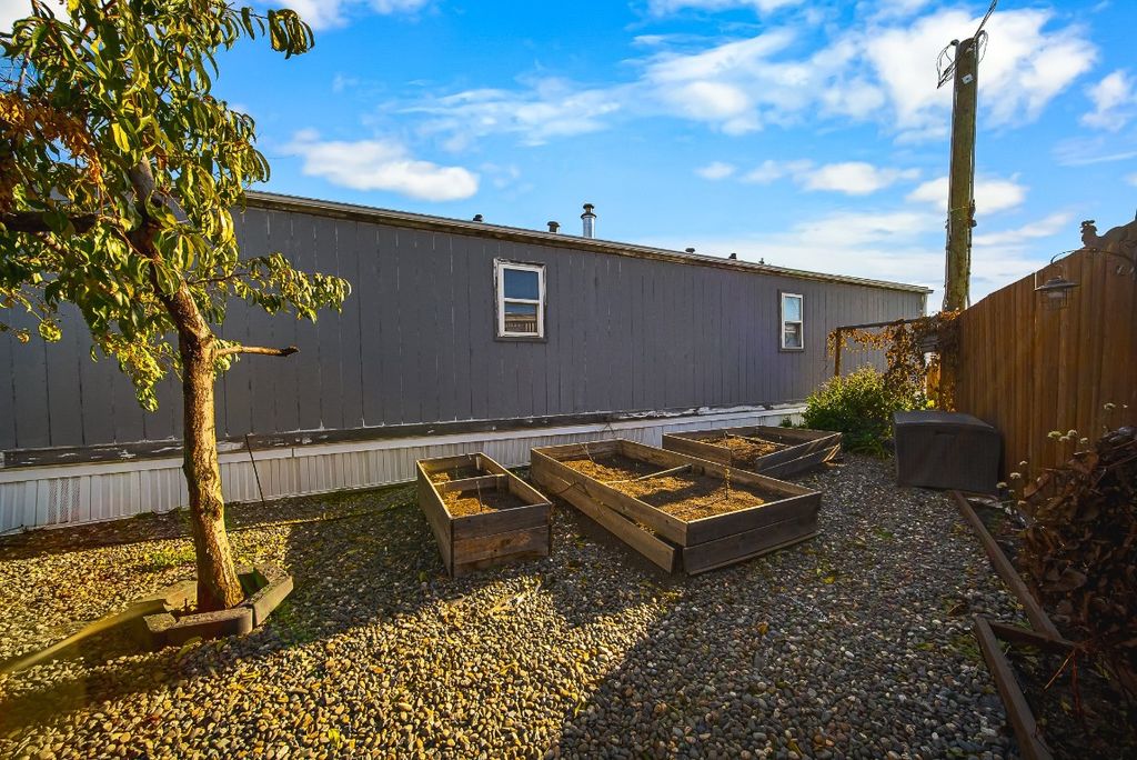 listing image 16517418931317479125