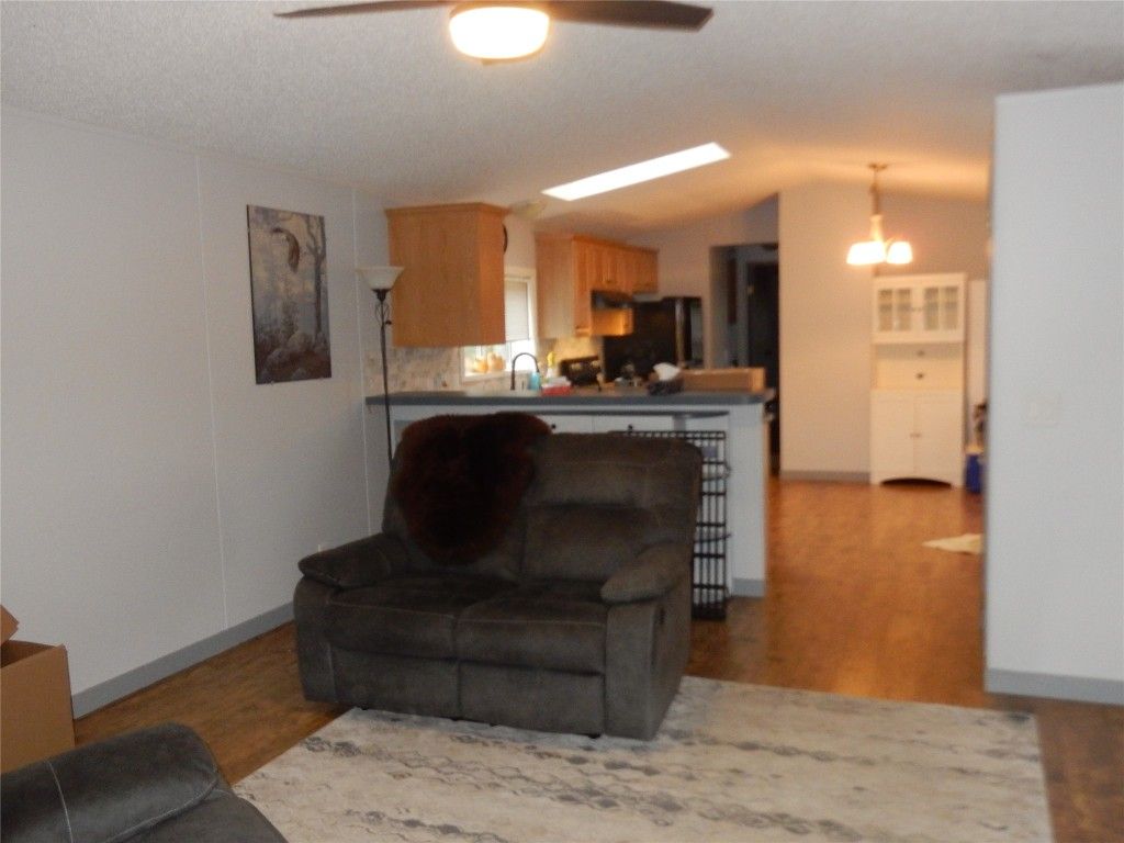 listing image 16513122049569505352