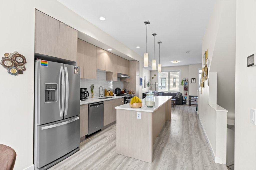 listing image 16516555395248713425