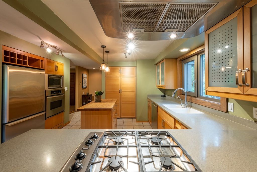 listing image 16518906316571031230