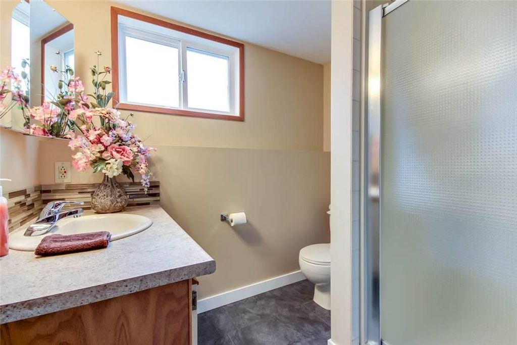 listing image 16516345490443395003