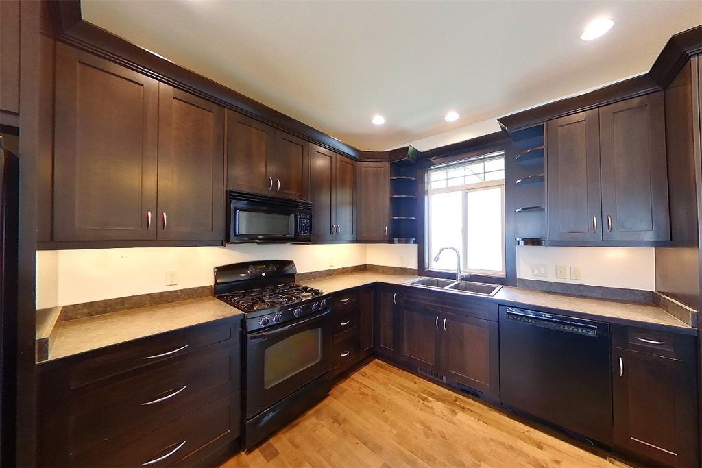 listing image 16512913139492352295