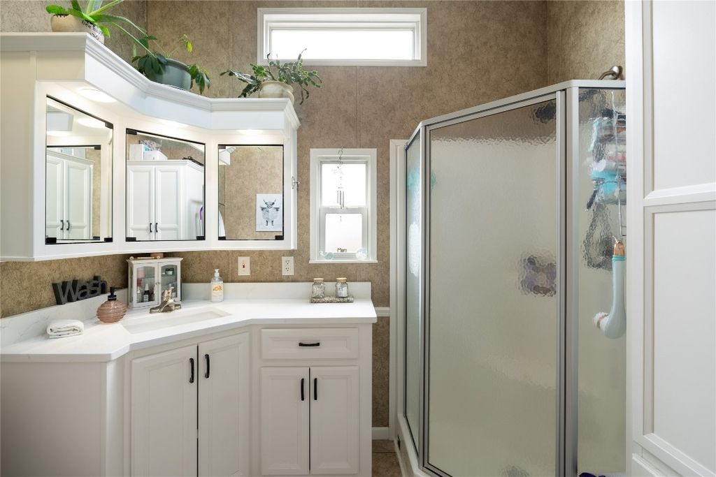 listing image 16516127781767756832