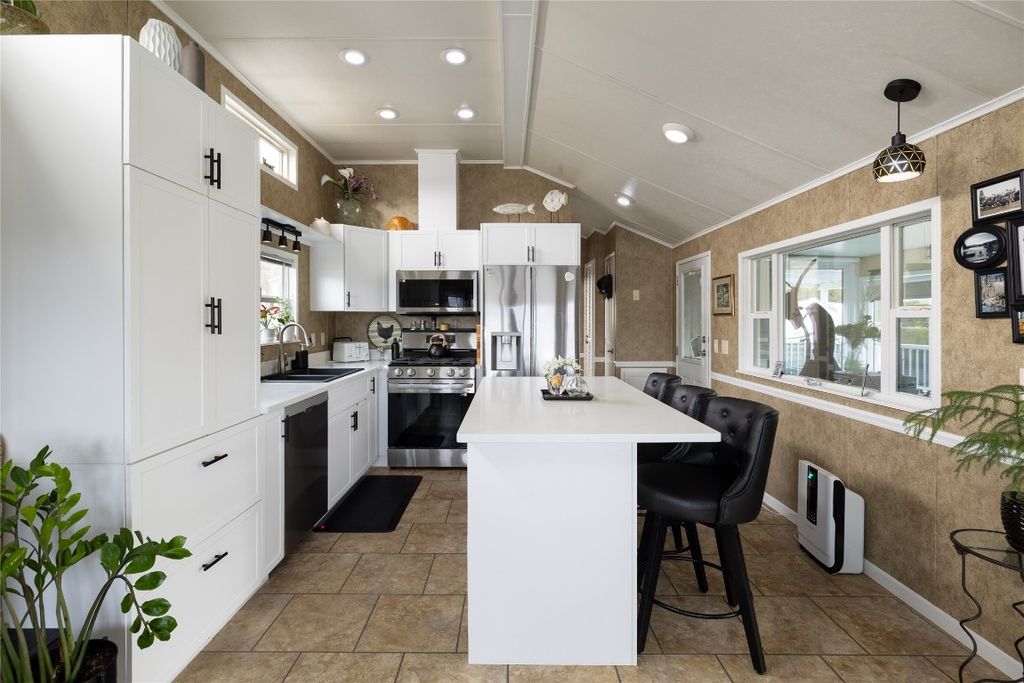 listing image 16518638426883907838