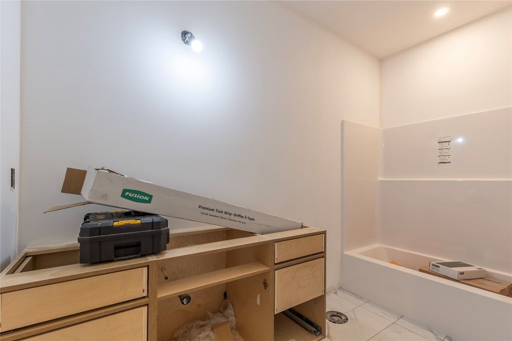 listing image 16510817984779954686