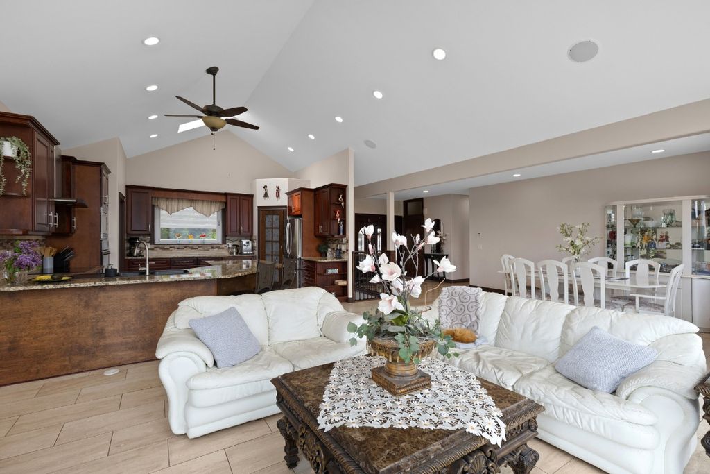 listing image 16518196261359606811