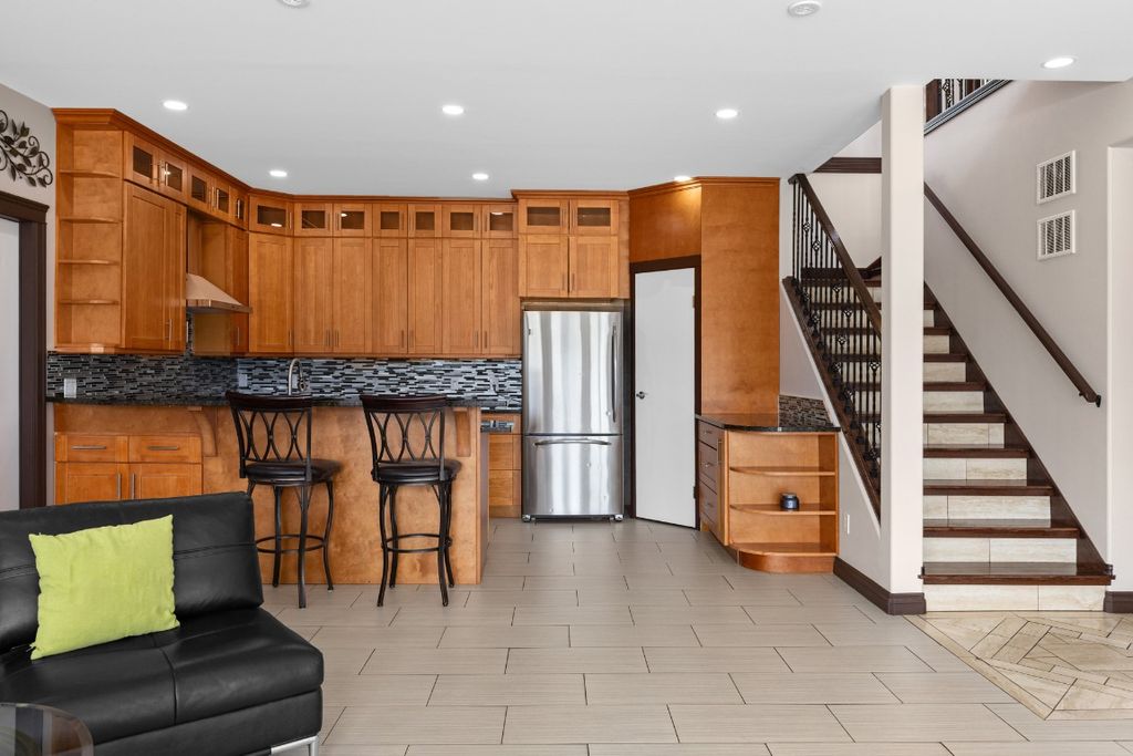 listing image 16512706295377537317