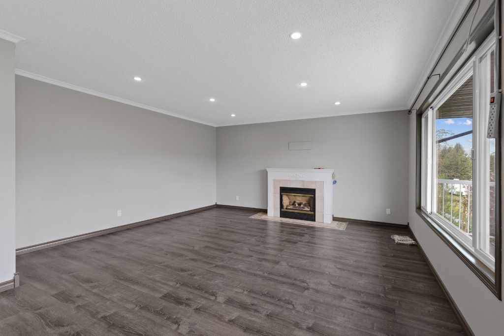 listing image 16513406472824539457