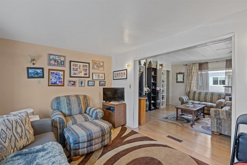 listing image 16516520774600912737