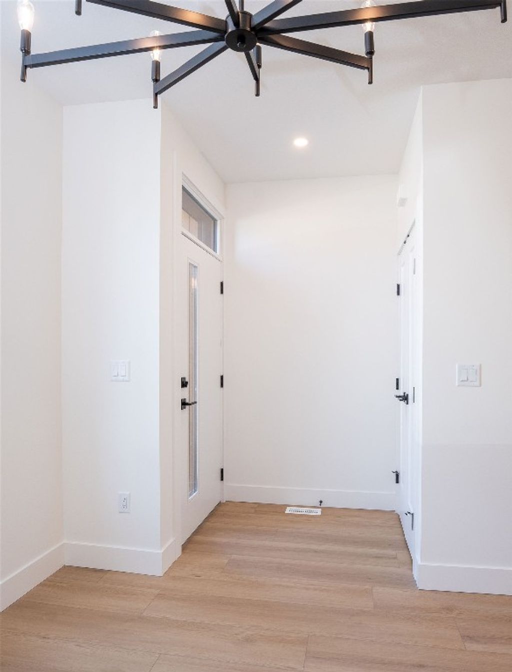 listing image 16514137463313306935