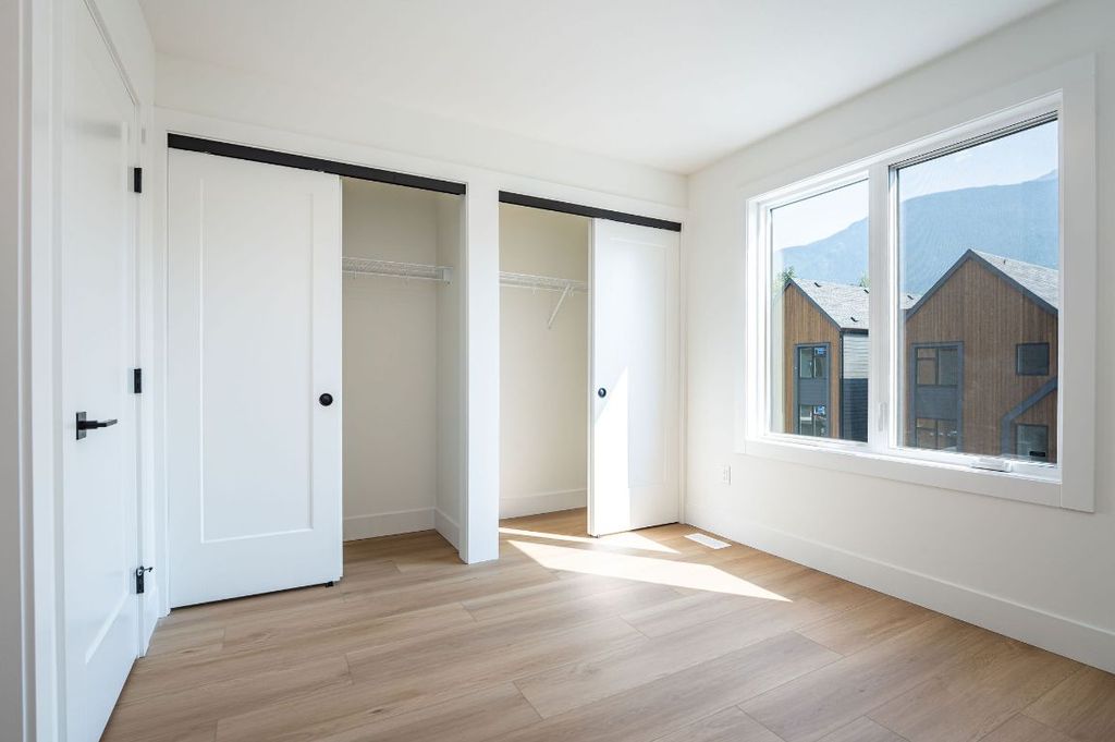 listing image 16512754458952341122