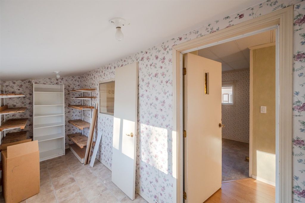 listing image 16518928760453330430