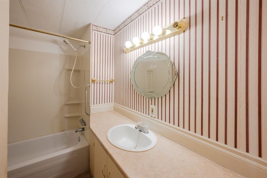 listing image 16510744602558196250