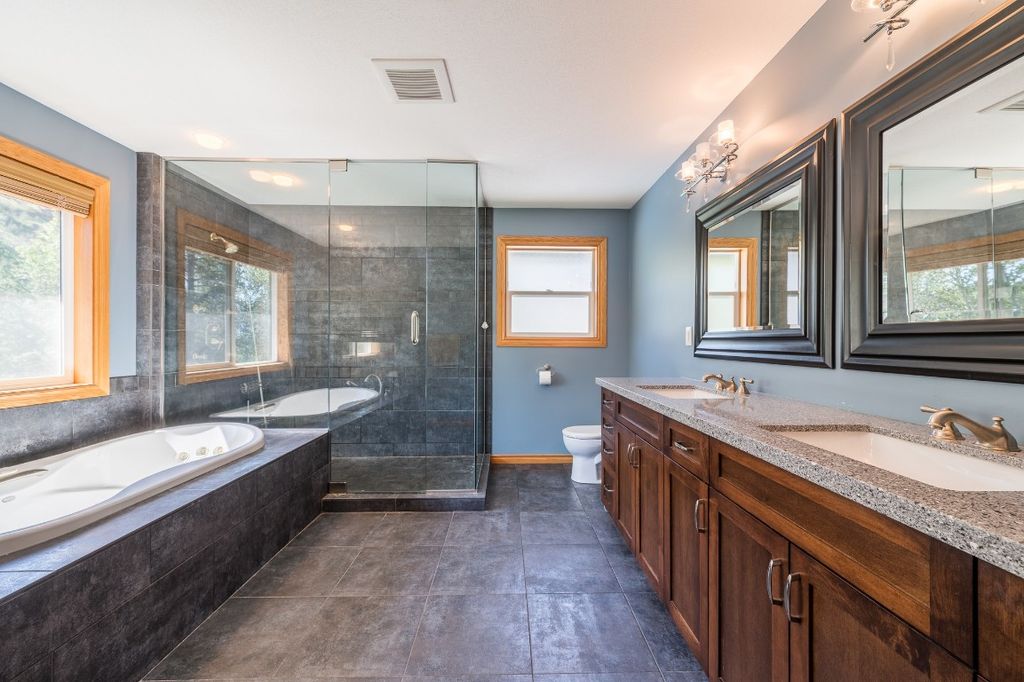 listing image 16515892119705159105