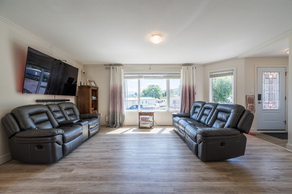 listing image 16515352802562327211