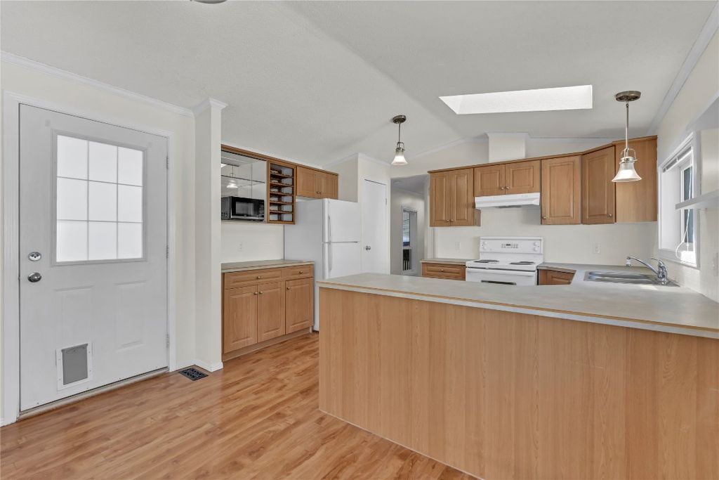 listing image 16516653597509875229