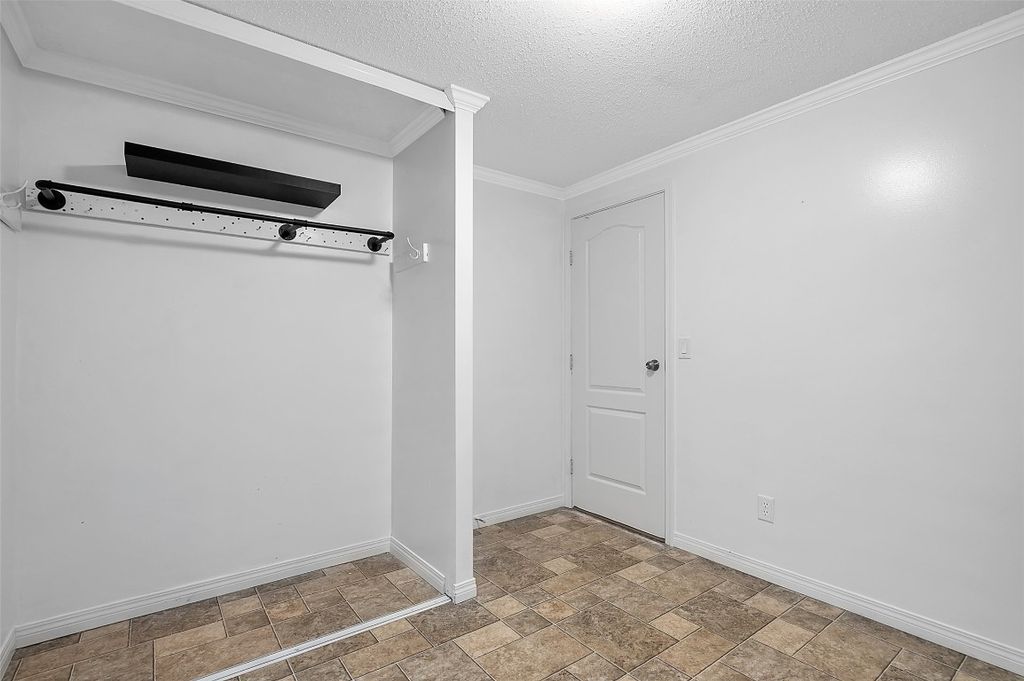 listing image 16518494721145752575