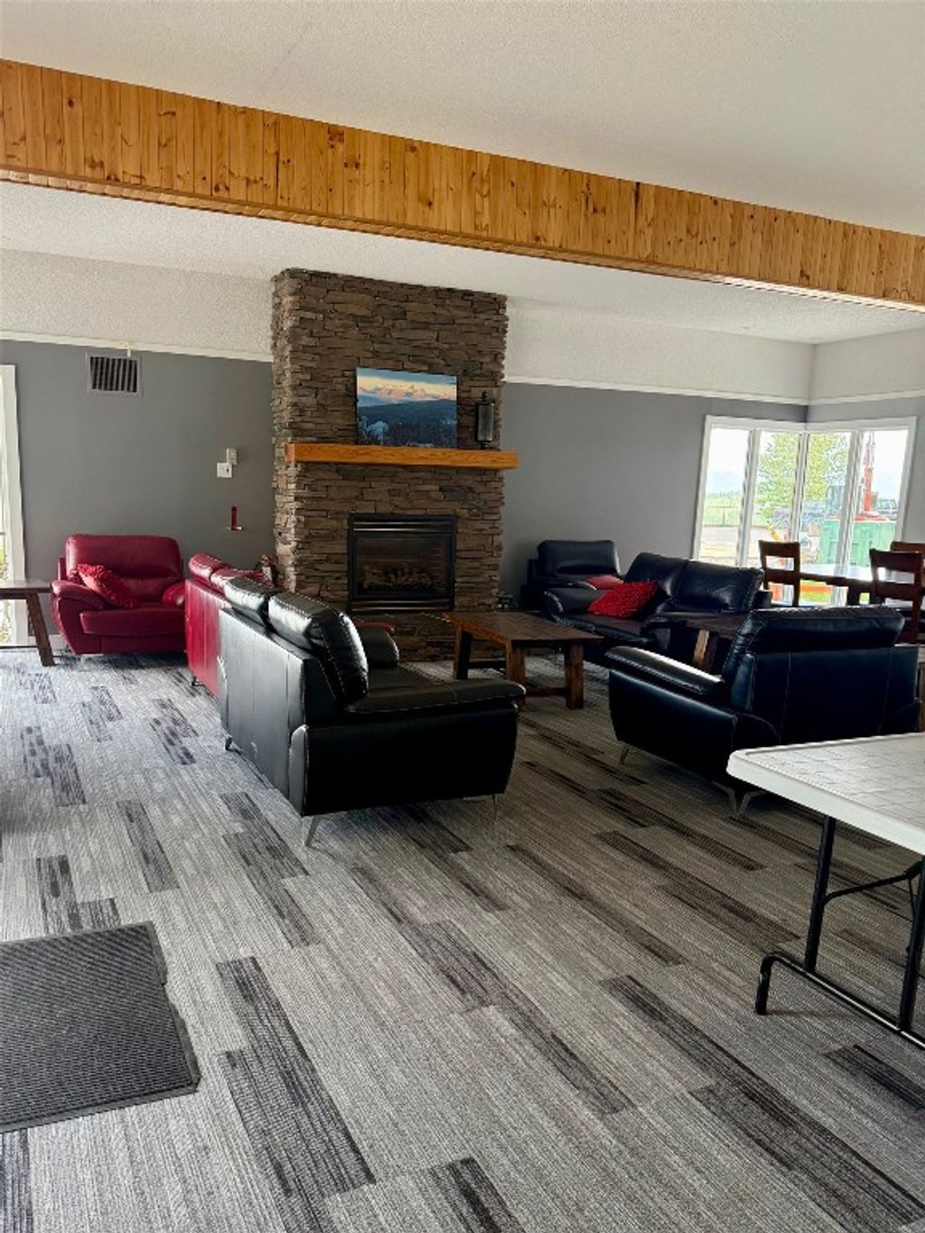 listing image 16513195519863519425