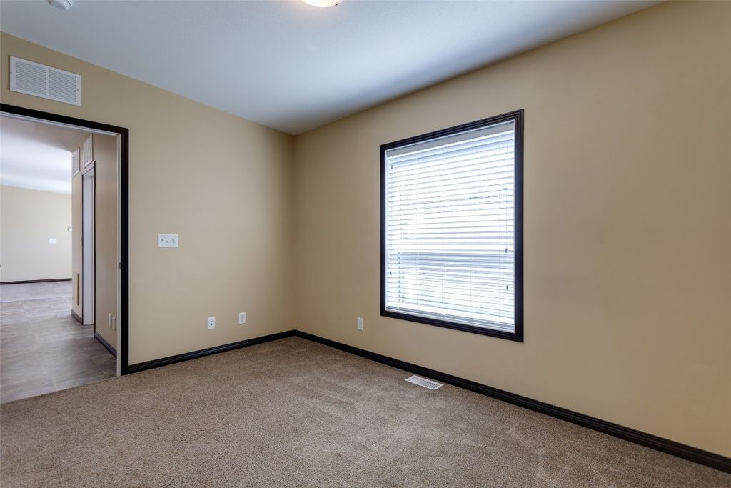 listing image 16518870952819891625