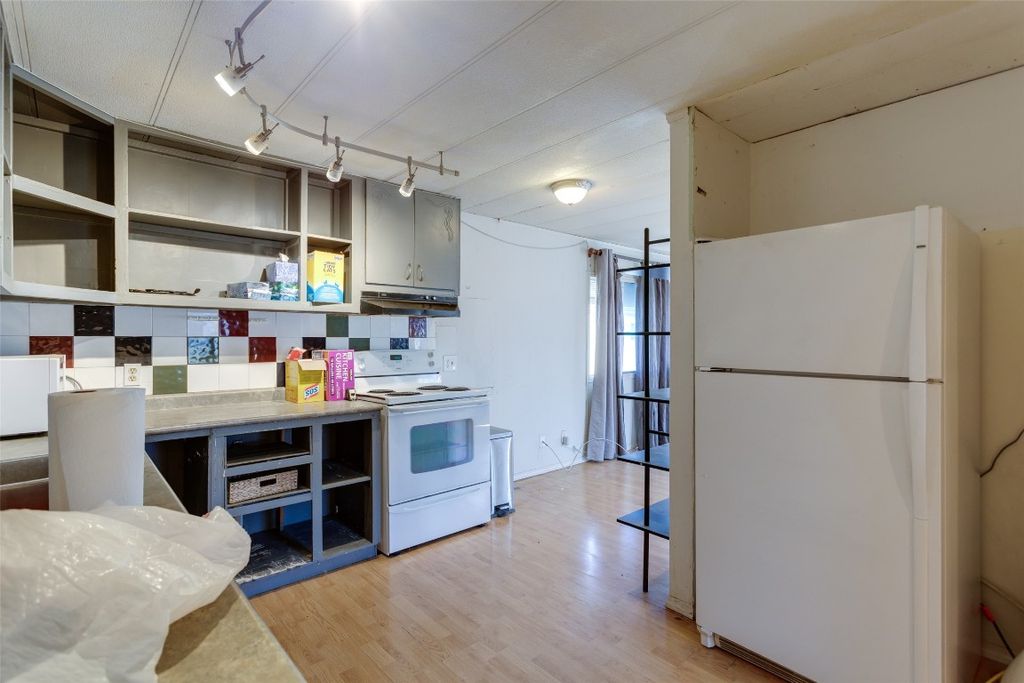 listing image 16517194120593636826