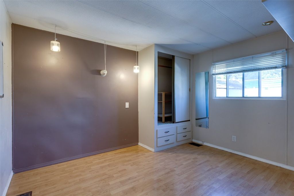 listing image 16518416063808451071