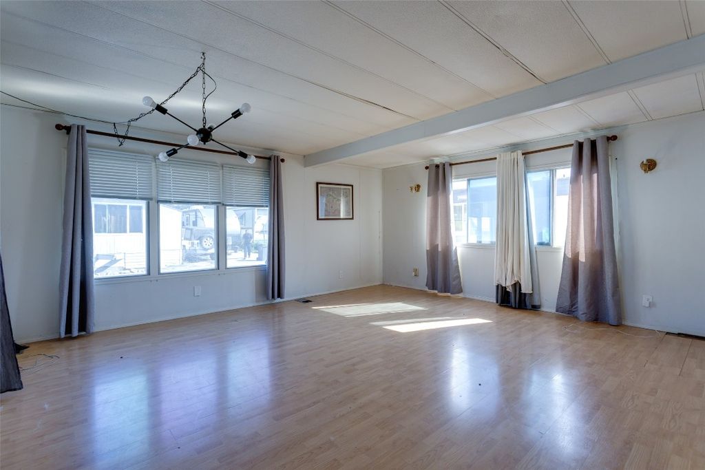 listing image 16518575116656568428