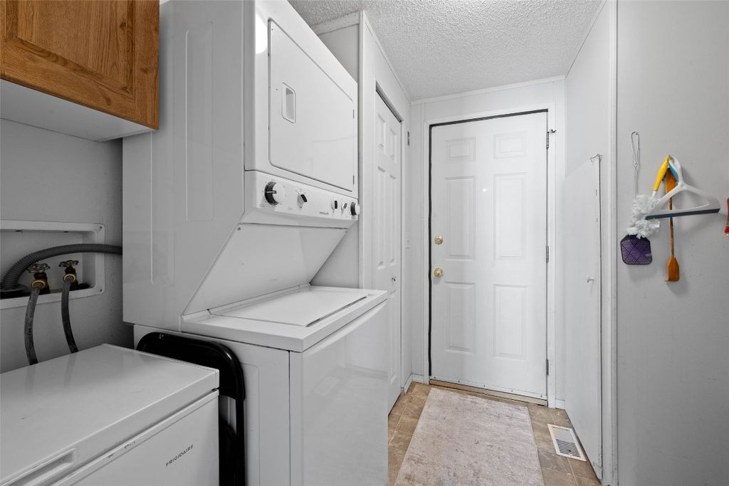 listing image 16517733629754124059