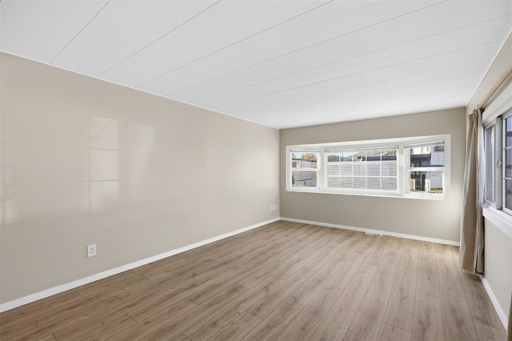 listing image 16514536567067434550