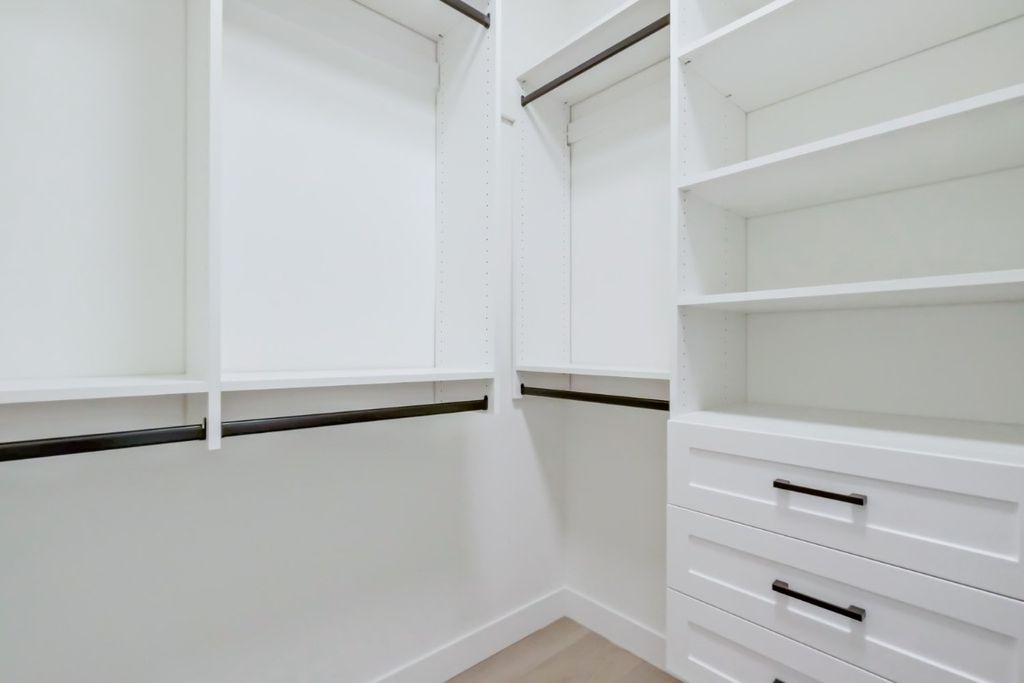 listing image 16511875935203320372