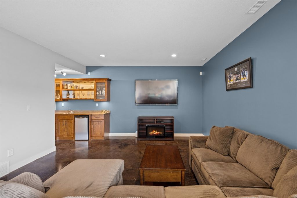 listing image 16510574691875137227