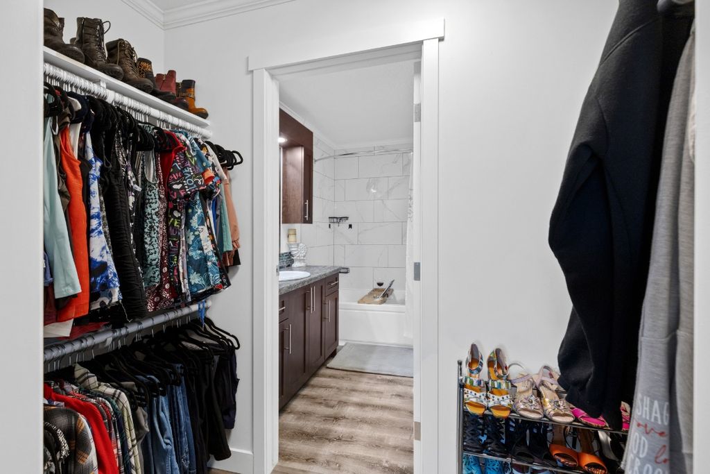 listing image 16513272544147877103