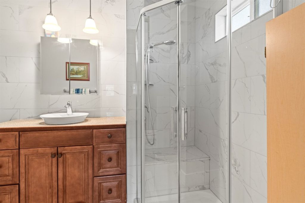 listing image 16516653351406400755