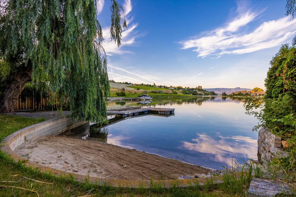 listing image 16511622661675064635