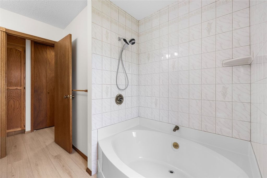 listing image 16514666111596801359
