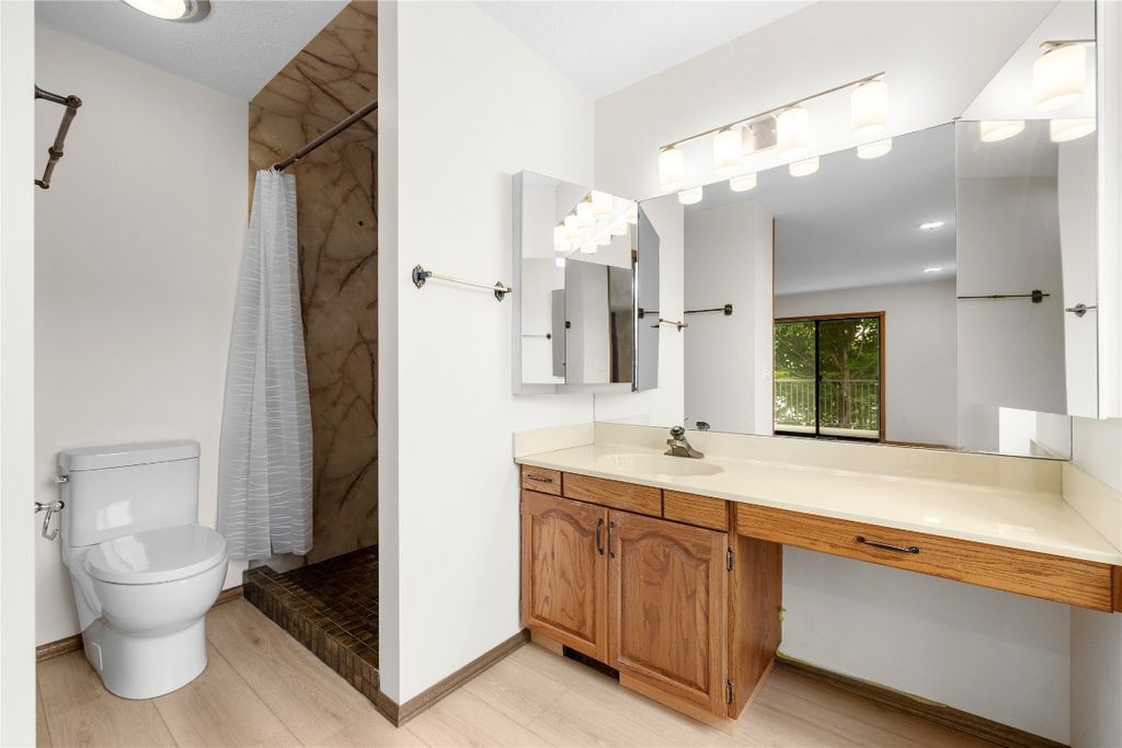 listing image 16519475168077172337