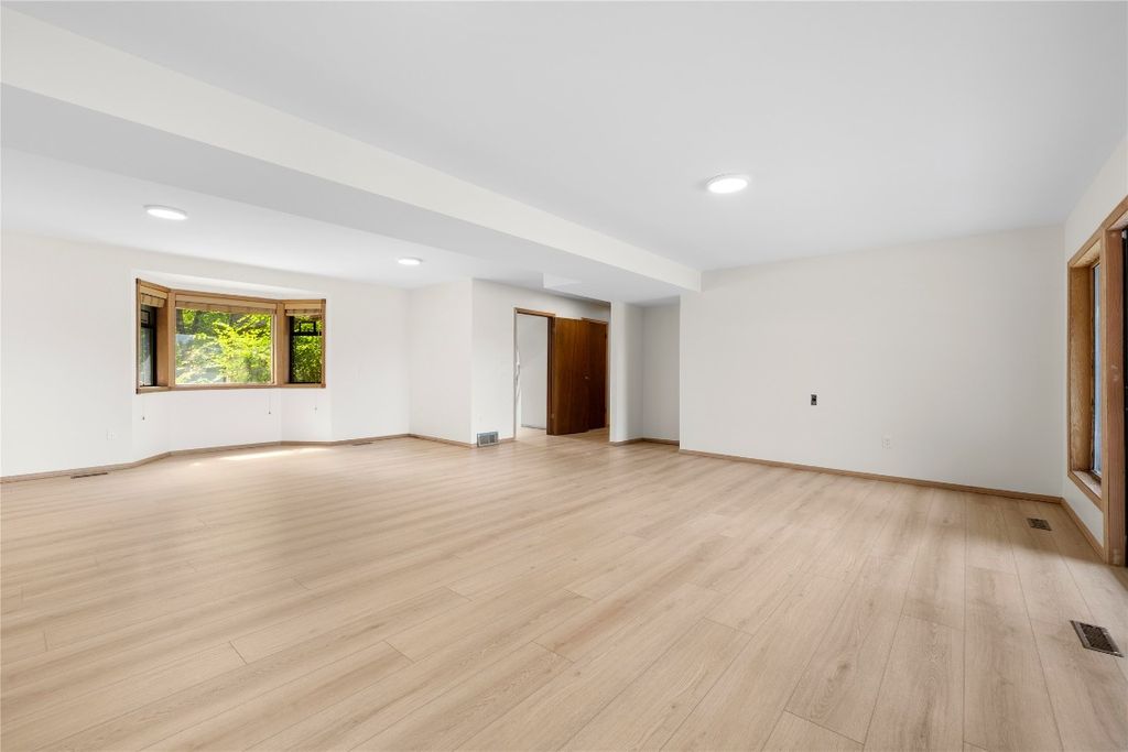 listing image 16514654517814239123