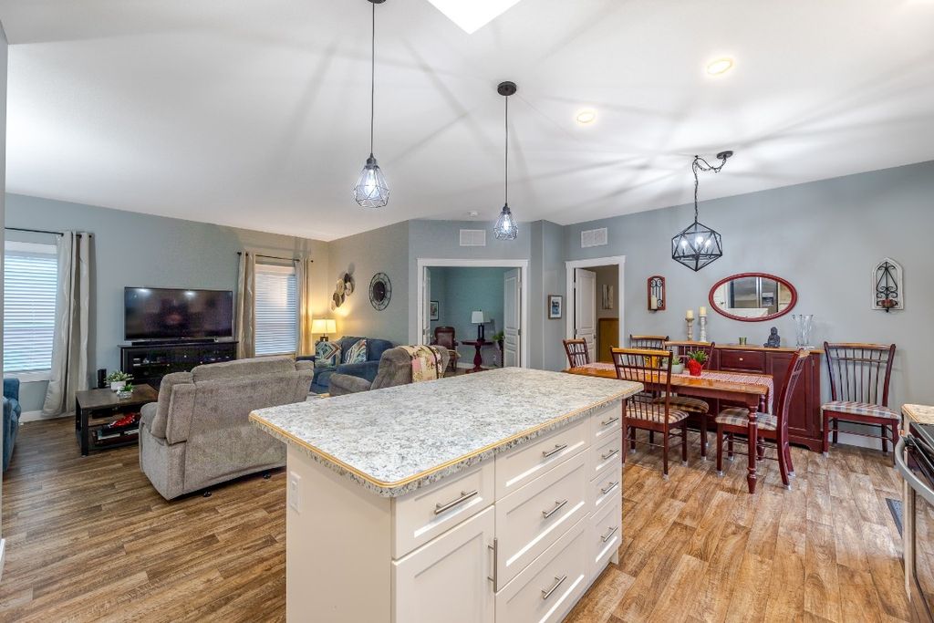 listing image 16516362724876781939