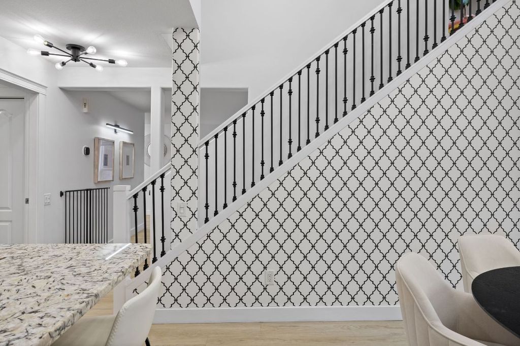 listing image 16517125724984743863