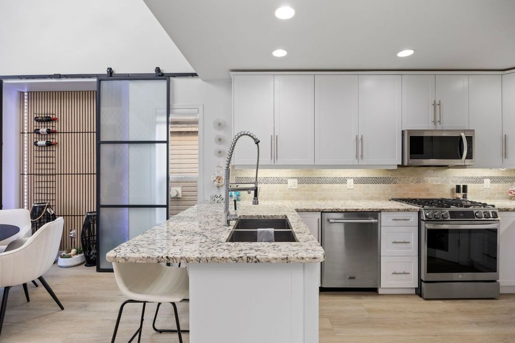 listing image 16517502328821112658