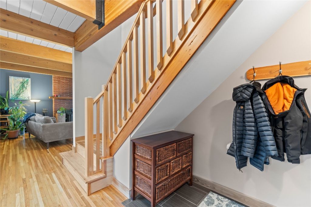 listing image 16514673567343404431