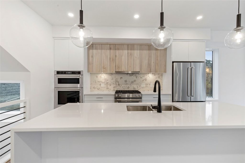 listing image 16519900914115177782