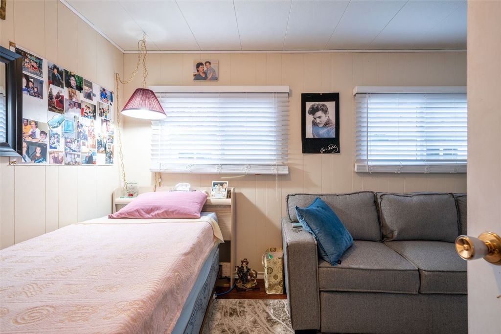 listing image 16512398531415099959