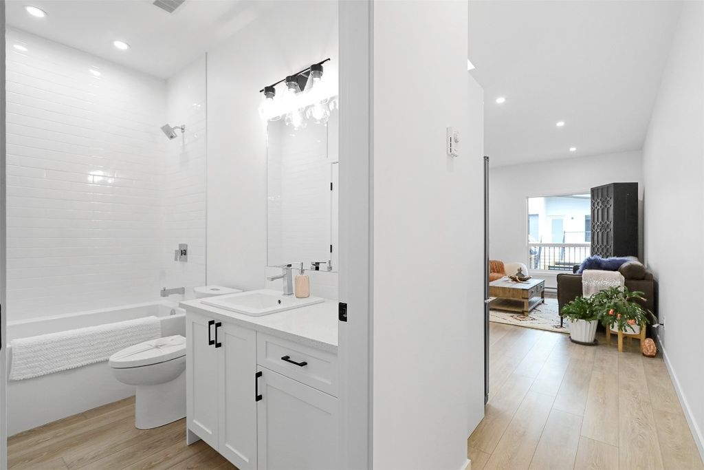 listing image 16514509462424427106