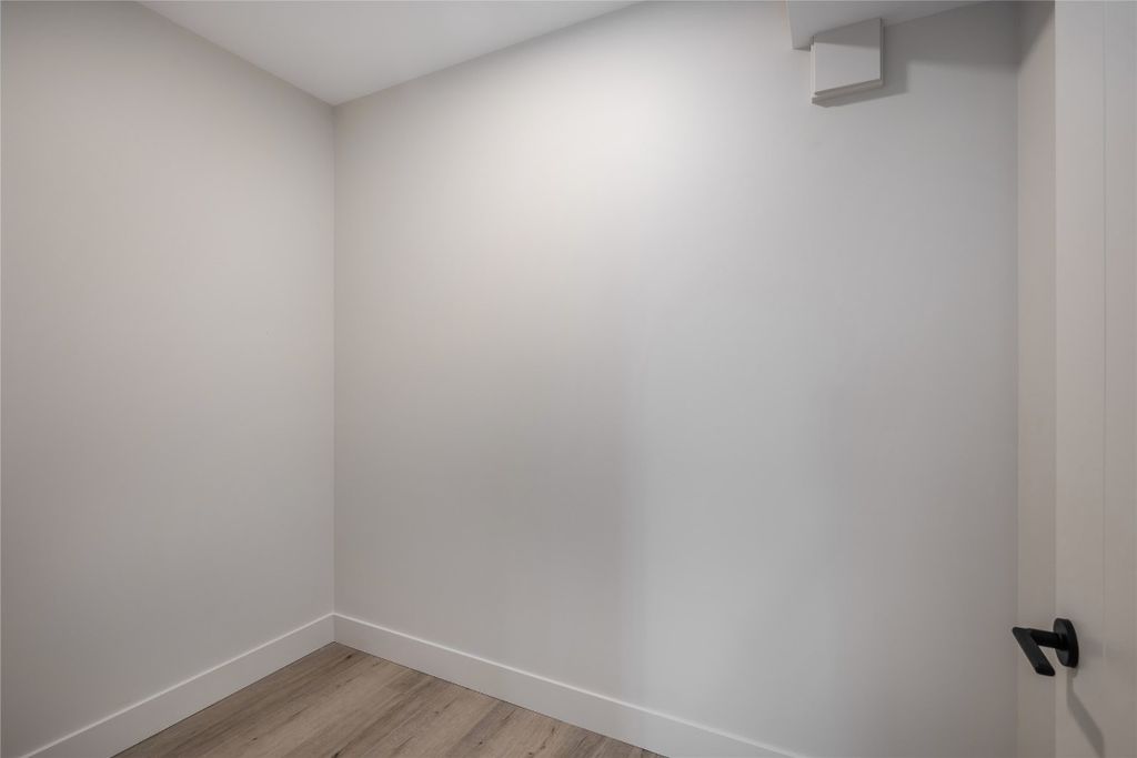 listing image 16515317174682481819