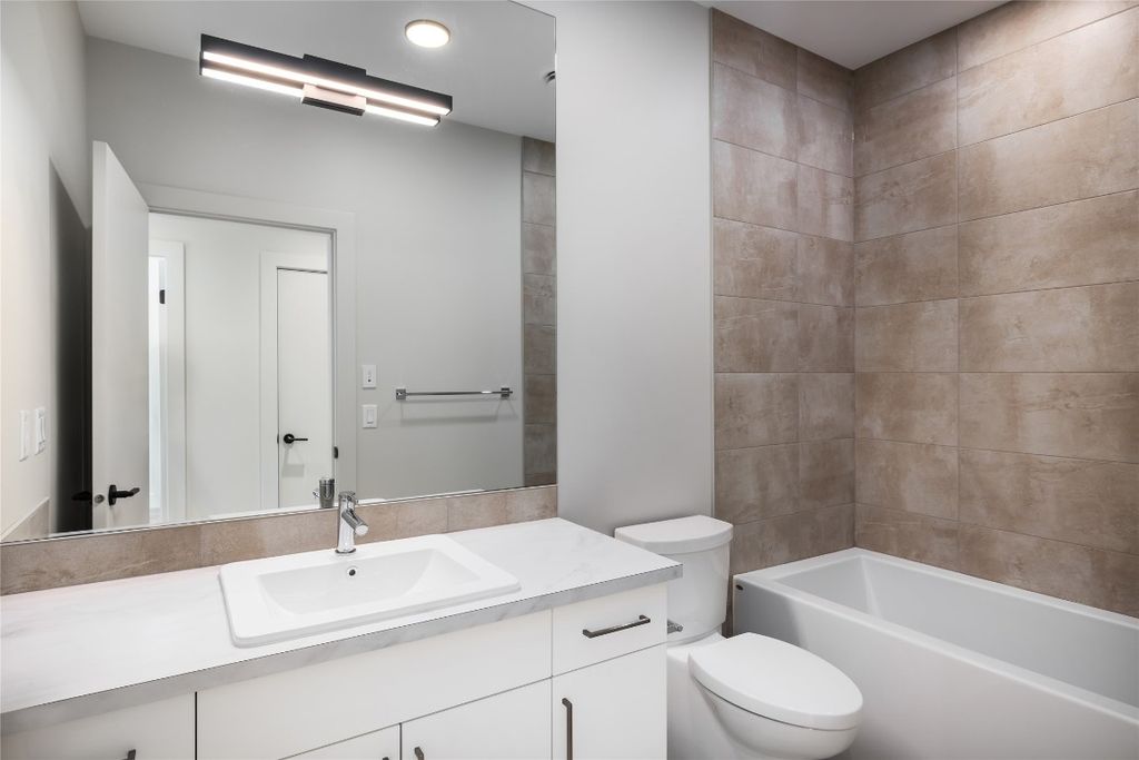 listing image 16511709168904570368