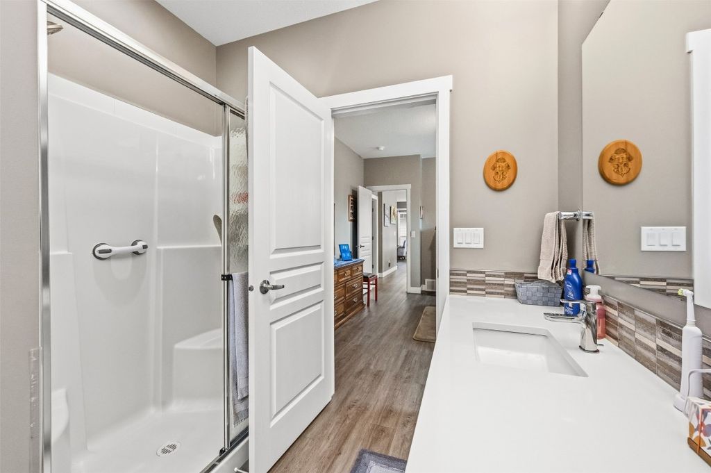 listing image 16518455004270442242